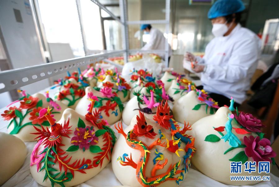 2月1日、山東省青島市即墨区田横鎮西王村で、花饃を作る農家の人たち（撮影?梁孝鵬）。